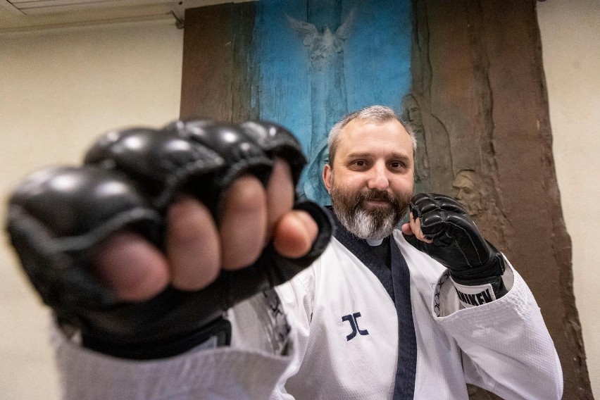 Ksiądz Grzegorz Kurzec: Taekwondo pomaga mi w dotarciu do...