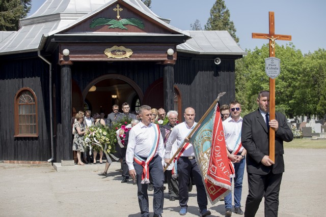 Wielu bydgoszczan, kibiców sportu, nie tylko sympatyków hokeja na lodzie, pożegnało na cmentarzu przy ul. Ludwikowo  Piotr Cebulę, byłego hokeistę i trenera Polonii Bydgoszcz.