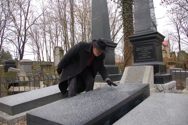 Adam Bartosz przy odnowionym grobowcu Szancerów. W rodzinnej kwaterze spoczywa w sumie siedem osób