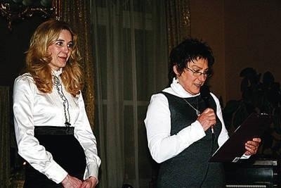 Na zdjęciu (z lewej) Anna Szumna oraz Ewa Czamańska podczas wernisażu. Fot. Bożena Gąsienica