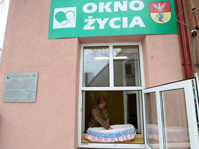 Białostockie okno życia mieści się przy ul. Słonimskiej 8. Miejsce jest przygotowane na przyjęcie noworodka w każdej chwili. - Lepiej aby dziecko trafiło tu, niż na śmietnik - mówi Krystyna Majewska.