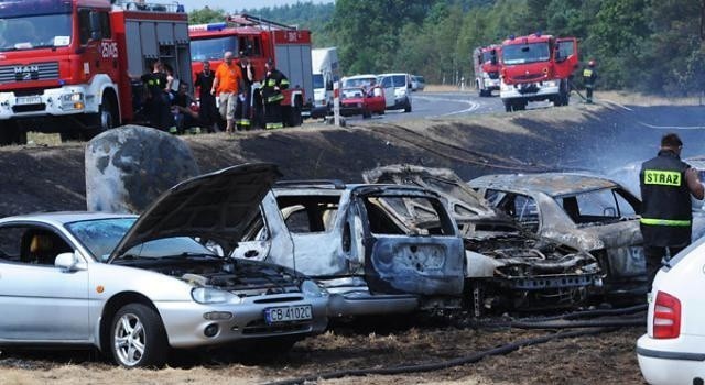 Pożar pochłonął ponad 20 samochodów [wideo i zdjęcia]