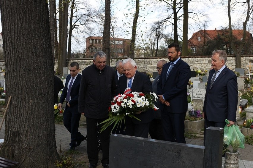 Leszek Miller odwiedził grób Barbary Blidy w Siemianowicach Śląskich [ZDJĘCIA]