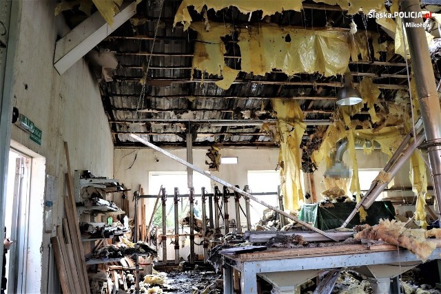 Jedenaście jednostek straży pożarnej walczyło z pożarem, który wybuch w jednym z budynków na terenie Orzesza. Ogień pojawił się na dachu stolarni