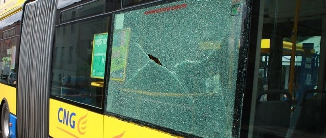 Ostrzelany autobus komunikacji miejskiej.