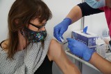 E-rejestracja na szczepienia przeciw COVID-19 wznowiona! 40-latkowie znów mogą się zapisywać. Szturm do rejestracji, strona przeciążona