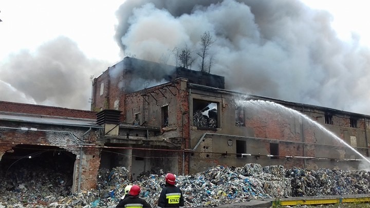 Wielki pożar w Kluczach. Płonęła hala pełna śmieci przy ul. Osada