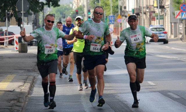 Mimo upału biegaczom dopisywały humory.Część druga galerii pod linkiem: https://echodnia.eu/radomskie/duza-galeria-czesc-ii-biegles-w-vii-polmaratonie-radomskiego-czerwca76-znajdz-sie-na-zdjeciach/ar/c2-14214883