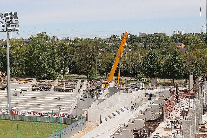 Wielkie dźwigi na budowie stadionu ŁKS. Trybuny pną się w górę [GALERIA ZDJĘĆ]