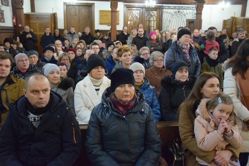 Koncert kolęd w kościele w Jedlni - Letnisku. Wystąpiły chóry i Artur Miedziński. Fantastyczna atmosfera. Zobaczcie zdjęcia 