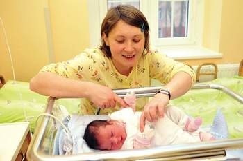 Alicja Jankowska jest pierwszym maluchem, który w tym roku przyszedł na świat w koszalińskim szpitalu. Jej mama Anna "załapała&#8221; się więc na nowe przepisy.