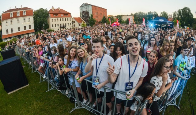 Natalia Nykiel wystąpiła w Bydgoszczy. Artystka zaprezentowała się w ramach trasy Red Bull Tour Bus.Popularna ostatnio wokalistka, Natalia Nykiel - zaśpiewała w poniedziałkowy wieczór dla bydgoszczan ze sceny znajdującej się na  dachu muzycznego autobusu, który stanął na Wyspie Młyńskiej.Koncert odbył się w ramach trasy Red Bull Tour Bus. Bydgoszczanie zapracowali na niego sami, oddając głosy w konkursie internetowym. Nasze miasto było jednym z dwunastu, które rywalizowały o występ artystki.Dotychczas już osiem razy Red Bull Tour Bus wyruszał w trasę po Polsce, by na swoim dachu gościć koncerty najbardziej intrygujących artystów polskiej sceny. Dotychczas byli to, m.in., Dawid Podsiadło, Monika Brodka, unikalny projekt Wspólna Scena w hołdzie 20-letniej historii polskiego rapu z Sokołem, Kosim, Rasem, Stasiakiem, Dj Steezem i Mr Krimem w składzie, Kamp! czy Pezet. I w tym roku Red Bull Tour Bus gości na swoim pokładzie Natalię Nykiel.Piosenkarka miała okazję wystąpić na dachu Red Bull Tour Bus w 2015 roku w Gdyni w ramach wspólnego koncertu z  Rasmentalismem, Ritą Pax oraz Jamalem. Tym razem jednak scena należała w całości do niej. Natalia znalazła świetny balans pomiędzy chwytliwym popem i oryginalną elektroniką, co bardzo docenili słuchacze i krytycy. Złota, diamentowa i potrójna platynowa płyta, triumf singla „Error” i najczęściej wyświetlanego teledysku do niego na platformie Vevo tylko potwierdzają, że Natalia Nykiel jest artystką, której brakowało na polskiej scenie pop i electro.Natalia Nykiel o nowej płycie i swoim tytule inżyniera.