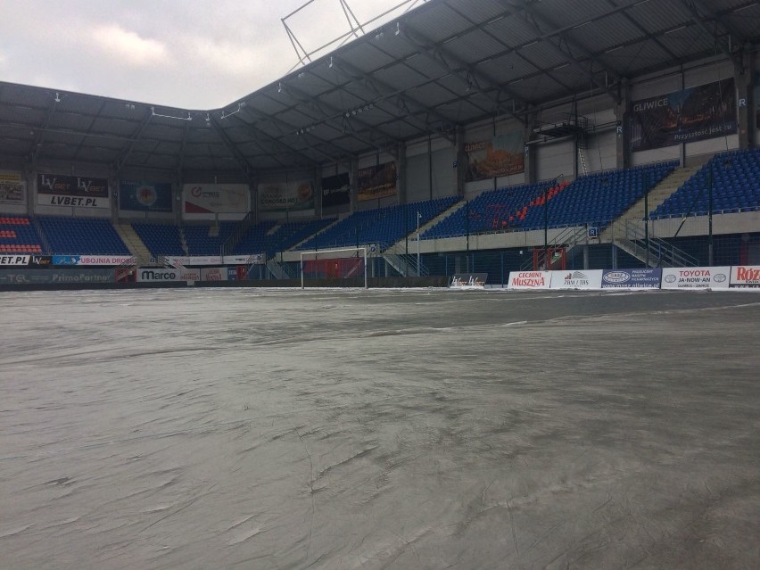 Murawa stadionu Piasta Gliwice pod agrowłókniną.
