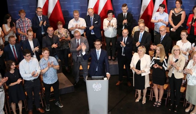 „Echo Dnia” ustaliło pierwsze „piątki” na listach wyborczych Prawa i Sprawiedliwości w poszczególnych okręgach do sejmiku województwa. Niewykluczone jednak, iż w tym zakresie nastąpią jeszcze korekty. Jak już informowaliśmy, w piątek komitet polityczny Prawa i Sprawiedliwości zatwierdził kandydatów z pierwszych pięciu miejsc na listach do sejmiku województwa świętokrzyskiego. „Echo Dnia” dotarło do tych ustaleń. Zobacz nazwiska w okręgach wyborczych na kolejnych slajdach >>>POLECAMY RÓWNIEŻ: TOP10 najbardziej niebezpiecznych krajów na wakacje 2018 ZOBACZ TAKŻE: FLESZ - większe kary dla posłów, ile zarabiają parlamentarzyściŹródło:vivi24