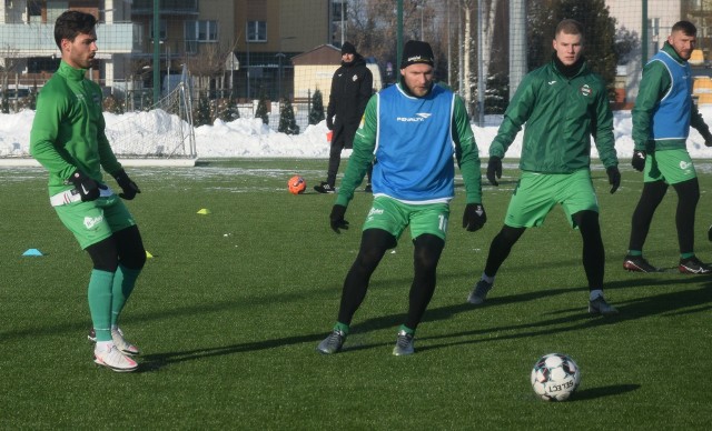 W zimowym okienku transferowym zanosi się na kilka zmian kadrowych w zespole Fortuna 1 Liga, Radomiaku Radom.Na testach od piątku przebywa środkowy ofensywny pomocnik Filipe Nascimento (z lewej), ostatnio zawodnik pierwszoligowego Levskiego Sofia. Piłkarz zagrał 45 minut w meczu sparingowym z GKS Bełchat&oacute;w i pokazał się w niezłej strony. Jego aktualna wartość rynkowa, to około 475 tysięcy euro. Obecnie pozostaje bez klubu.Oto inne zmiany kadrowe, jakie już zaszły, lub mogą zajść. Zobacz zdjęcia&gt;&gt;&gt;