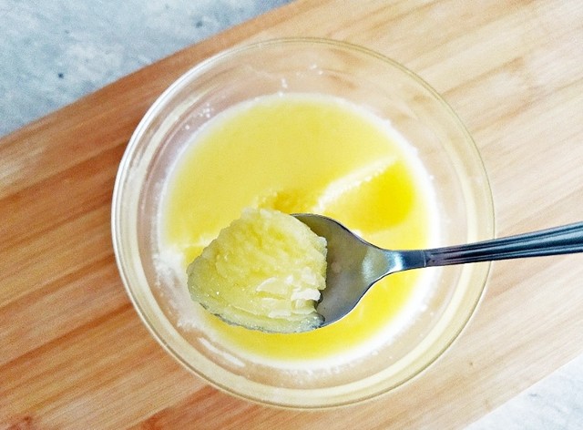 Masło klarowane ma szerokie zastosowanie w kuchni. Zobacz, jak przygotować je samodzielnie. Kliknij galerię i przesuwaj zdjęcia strzałkami lub gestem.