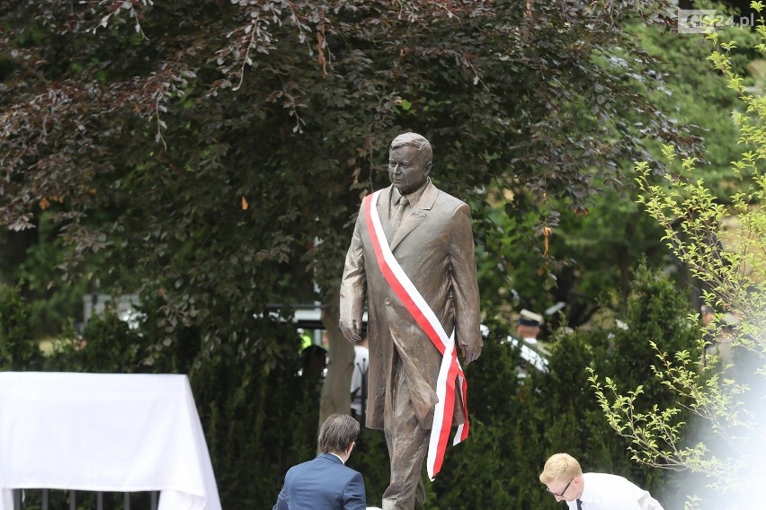 Pomnik Lecha Kaczyńskiego w Szczecinie odsłonięty z pompą. Prezydent w dynamicznej pozie, zamyślony nad Polską  [ZDJĘCIA]