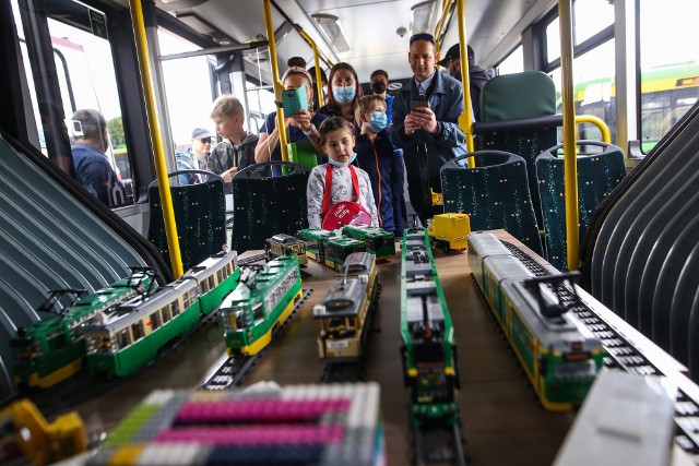 W niedzielę, 19 września, miłośnicy autobusów i tramwajów mogli zasiąść za kierownicą, zobaczyć zajezdnię czy podziwiać najnowsze pojazdy należące do MPK Poznań. Wszystko za sprawą festynu w zajezdni na poznańskim Franowie, zorganizowanego w ramach Europejskiego Tygodnia Zrównoważonego Transportu. Tego dnia na Franowie bawili się zarówno dorośli, jak i dzieci. Na odwiedzających czekały akie atrakcje, jak m.in. wykorzystywane przez MPK Poznań pojazdy ratownictwa technicznego oraz autobusy użytkowane przez przewoźników z podpoznańskich gmin, a nawet modele pojazdów z klocków Lego. Zobacz w galerii, jak wyglądał festyn MPK na terenie zajezdni Franowo.Przejdź dalej -->