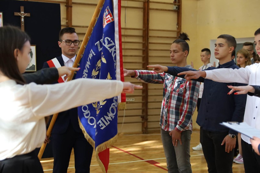 Ślubowanie uczniów klas pierwszych w "Skłodowskiej" w Ożarowie. Było bardzo uroczyście (ZDJĘCIA)