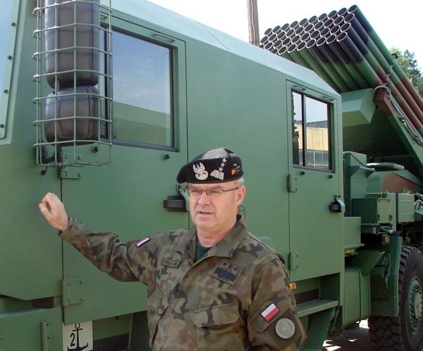 Gen. Waldemar Skrzypczak, obstukuje wyrzutnię rakiet langusta, zmodernizowaną w Centrum Produkcji Wojskowej.