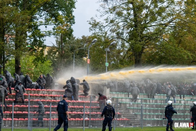 Przerwany mecz Moto-Jelcz - Górnik Wałbrzych, po zamieszkach chuliganów na stadionie w Oławie