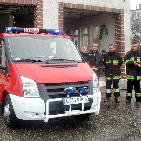 Strażacy wspólnie z przewodniczącym rady  gminy prezentują nowy nabytek