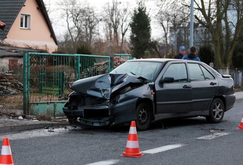 Pijany kierowca uderzył w autobus i dom w Nowogrodzie Bobrzańskim (zdjęcia)