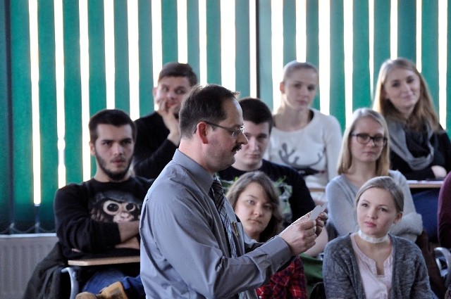 W czasie III Forum Zawodowego Wydziału Filologicznego studenci spotkali się z przedstawicielami firmy IBM. Idea spotkań jest taka, by skontaktować potencjalnych pracodawców z żakami i opowiedzieć im o najbardziej poszukiwanych kompetencjach i umiejętnościach na rynku pracy.