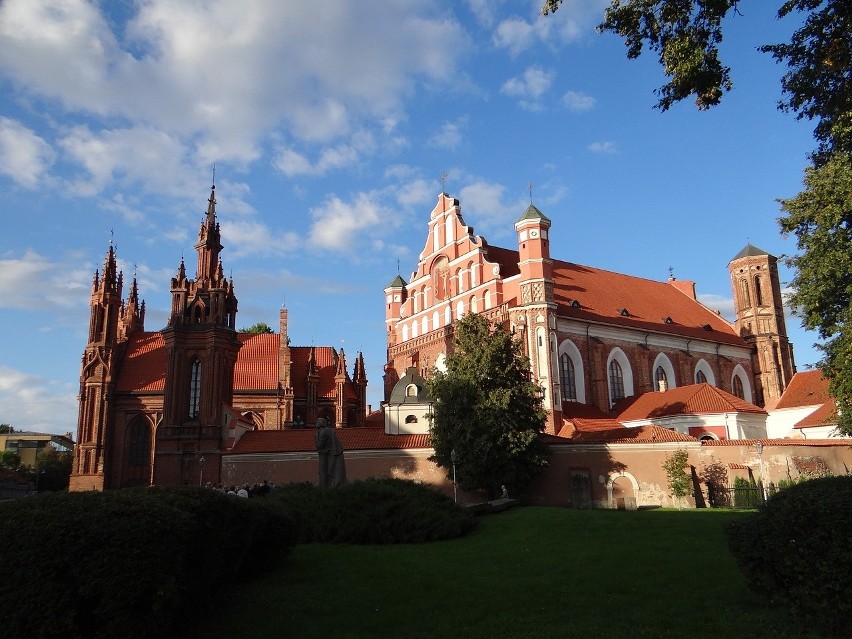 Średni koszt (wyrażony w dolarach) za spędzenie jednego dnia...