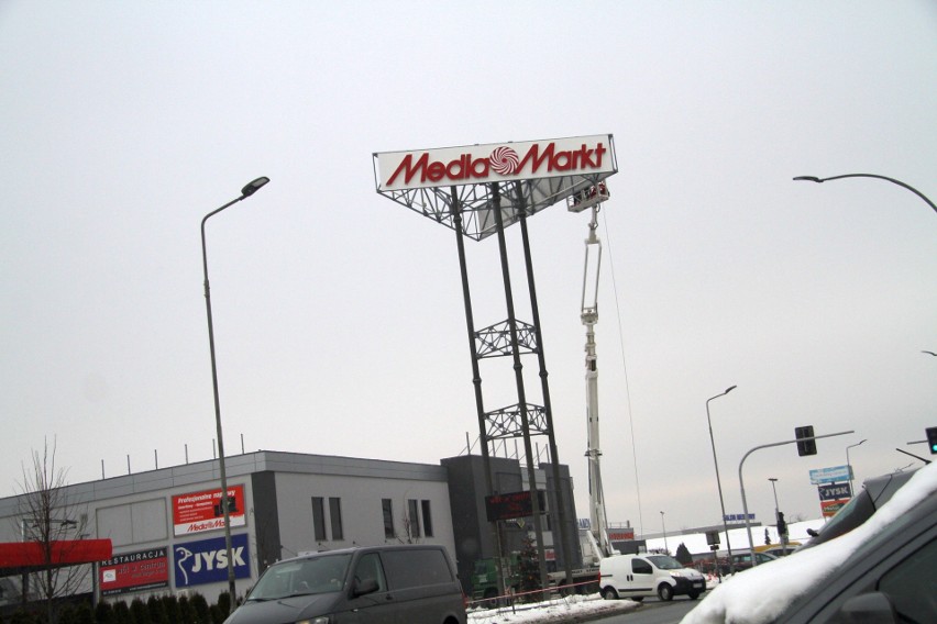 Media Markt w Tarnobrzegu to już historia. Z krajobrazu miasta znika charakterystyczna instalacja reklamowa (ZDJĘCIA)