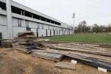 Nowy stadion Polonii Bytom: Klubowy budynek ma już elewację i okna ZDJĘCIA Z BUDOWY