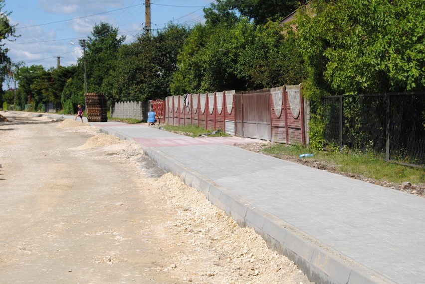 Remont drogi Konieczno-Modrzewie w gminie Włoszczowa. Budują chodnik. Zobaczcie zdjęcia