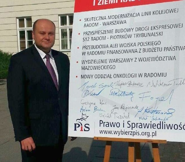 Andrzej Kosztowniak, kandydat PiS na posła, prezentuje "Kontrakt dla Ziemi Radomskiej", który podpisał także prezes tej partii Jarosław Kaczyński.
