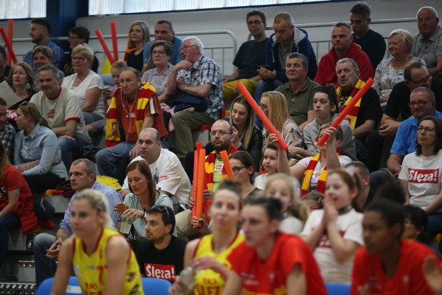 Ślęza Wrocław przegrała z Wisłą Kraków 58:88 w drugim meczu o brąz Energa Basket Ligi Kobiet. Hala AWF Wrocław wypełniła się w piątek właściwie po brzegi. Niestety doping fanów nie pomógł. Byłeś w piątek na meczu? Znajdź się na naszych zdjęciach! O tym, kto zajmie trzecie miejsce, zadecyduje spotkanie w Krakowie.