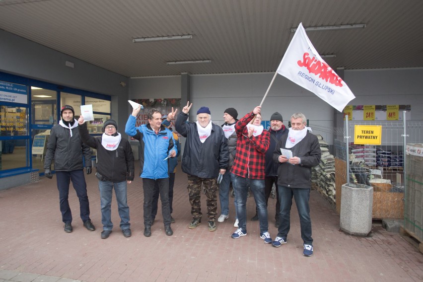 Związkowcy Solidarności przed słupskim sklepem Castoramy protestowali w obronie zwolnionych kolegów 