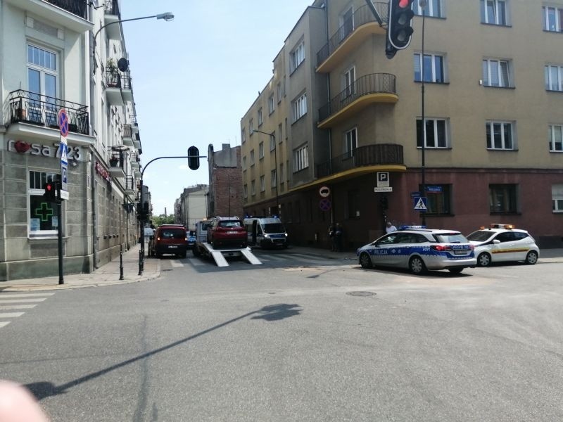 Wypadek na skrzyżowaniu ulic Radwańskiej i Wólczańskiej w Łodzi. Zderzył się opel z peugeotem
