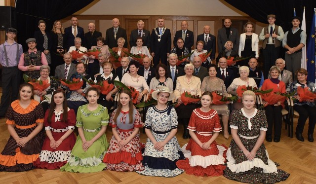 Jubileusze małżeńskie - złote oraz diamentowe gody - świętuje 18 par z gminy Wieliczka. Uroczystość dla nich zorganizowano jak zawsze w sali Magistrat. Dla jubilatów wystąpił Zespól Pieśni i Tańca Sułkowianie
