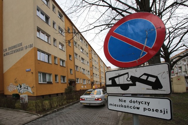 Strażnicy ukarali pana Adama za niszczenie zieleni. Odmówił przyjęcia mandatu, powołując się na pozwolenie od zarządcy terenu. Tak wyglądał znak zakazu postoju w marcu tego roku - przed zmianami.