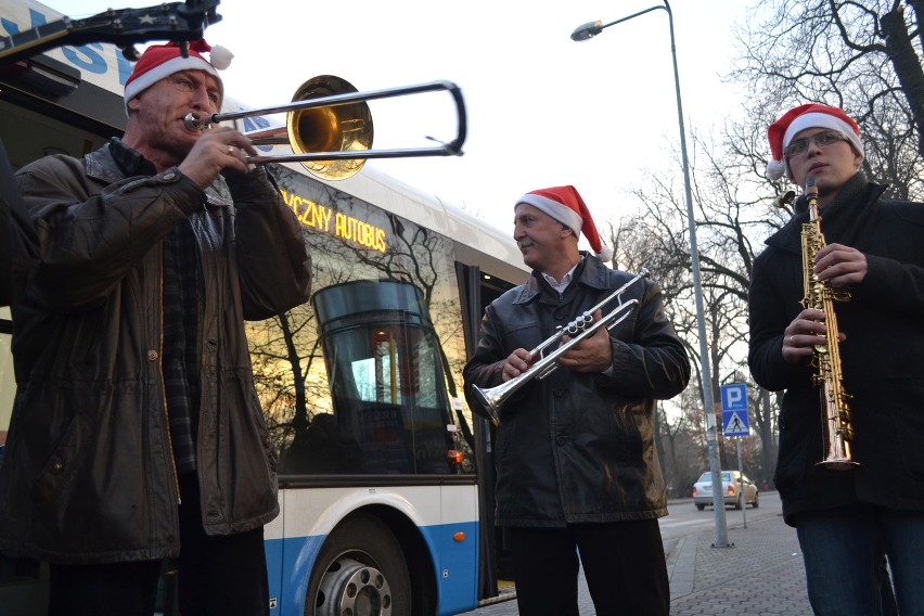 Rybnik: Muzyczny autobus koncertuje na przystankach