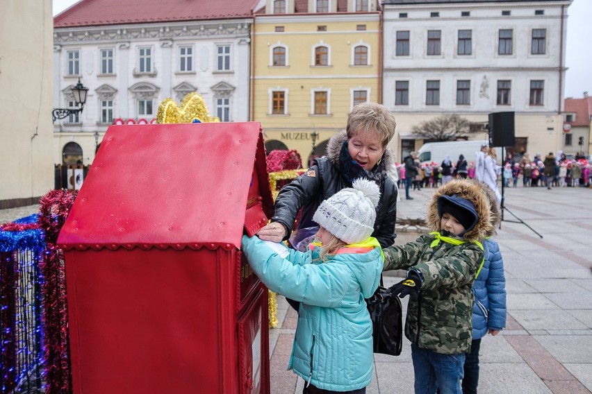 Tarnowskie przedszkolaki przystroiły choinki pod Ratuszem [ZDJĘCIA]