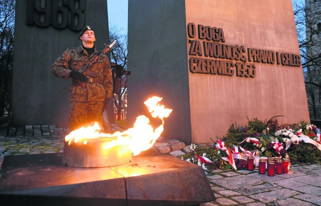 Co roku obchody rocznicy wprowadzenia stanu wojennego mają swój kulminacyjny moment pod pomnikiem Poznańskiego Czerwca 1956 r. Teraz odbędzie się tu również strajk obywatelski KOD
