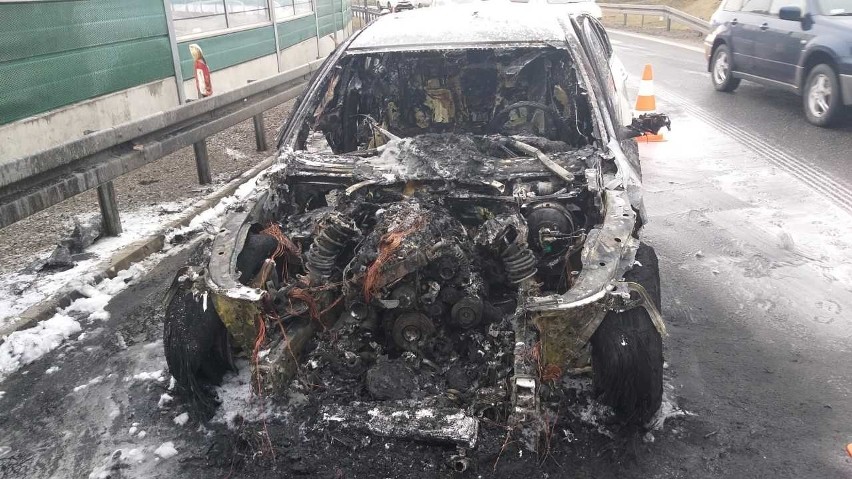 BMW spłonęło przy wyjeździe z Rzeszowa na autostradę. Właściciel obarcza winą producenta 