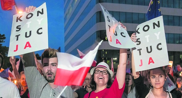 Plakat „Konstytucja” dla protestujących stał się symbolem