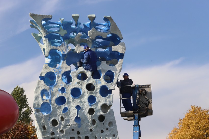Rzeźba Dzianina, czyli popularny "pomnik sera" z Widzewa-Wschodu w Łodzi, znów będzie niebieska. Zgodnie z zamysłem autora z łódzkiej ASP