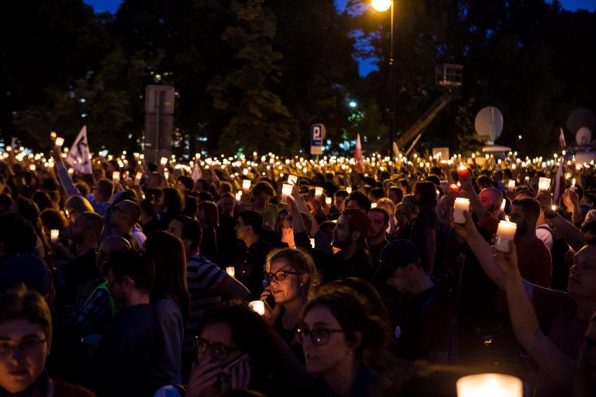 Łańcuch Światła w Warszawie [ZDJĘCIA] Demonstracja przed Pałacem Prezydenckim i marsz przed Sejm