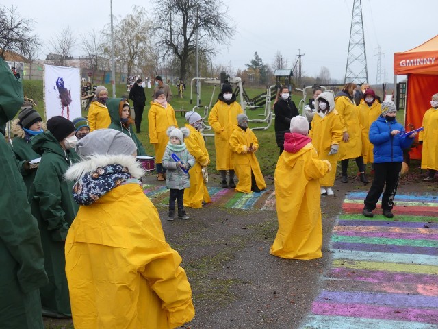 W Lewkowie odbył się żywiołowy przemarsz Familijnej Orkiestry Dętej. To była w Lewkowie muzyczna fiesta, czyli utwory na garnki i talerze, trąby z rur i inne grające atrakcje w ramach podsumowania projektu "ARTETERAPIA - sposób na lepsze jutro!". Dominował energetyczny żółty kolor przeciwdeszczowych płaszczy paradujących uczestników.