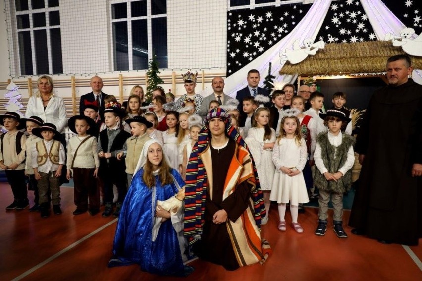 Tradycyjne Jasełka w Zespole Placówek Oświatowych w Piotrkowicach. Mali aktorzy nagrodzeni gromkimi brawami