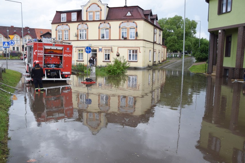 Kilkunastominutowa ulewa z burzą przeszła nad Miastkiem....