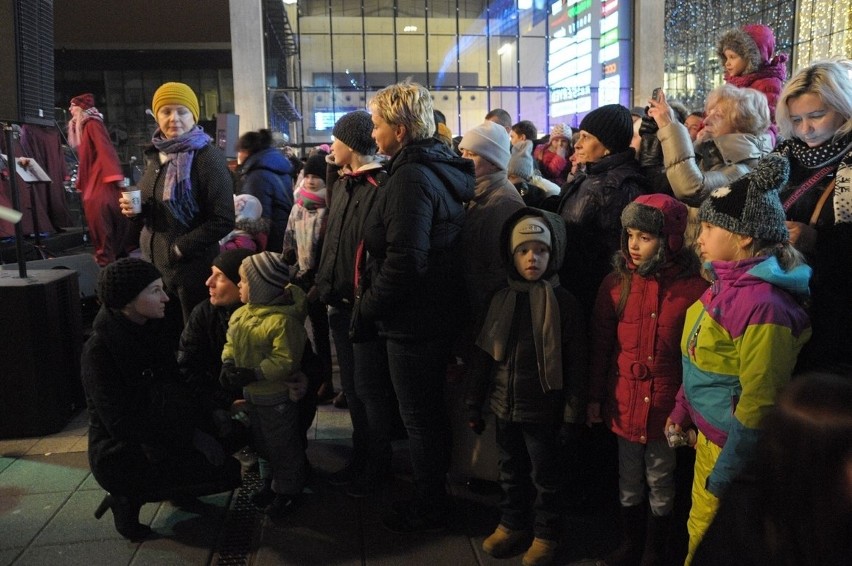 Choinka w Katowicach rozbłysła tysiącami światełek