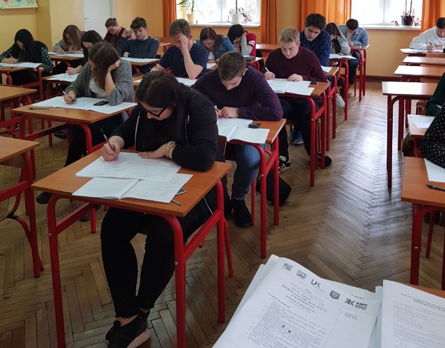 Uczniowie II Liceum im. A. Mickiewicza w Skarżysku podczas próbnej matury z matematyki.